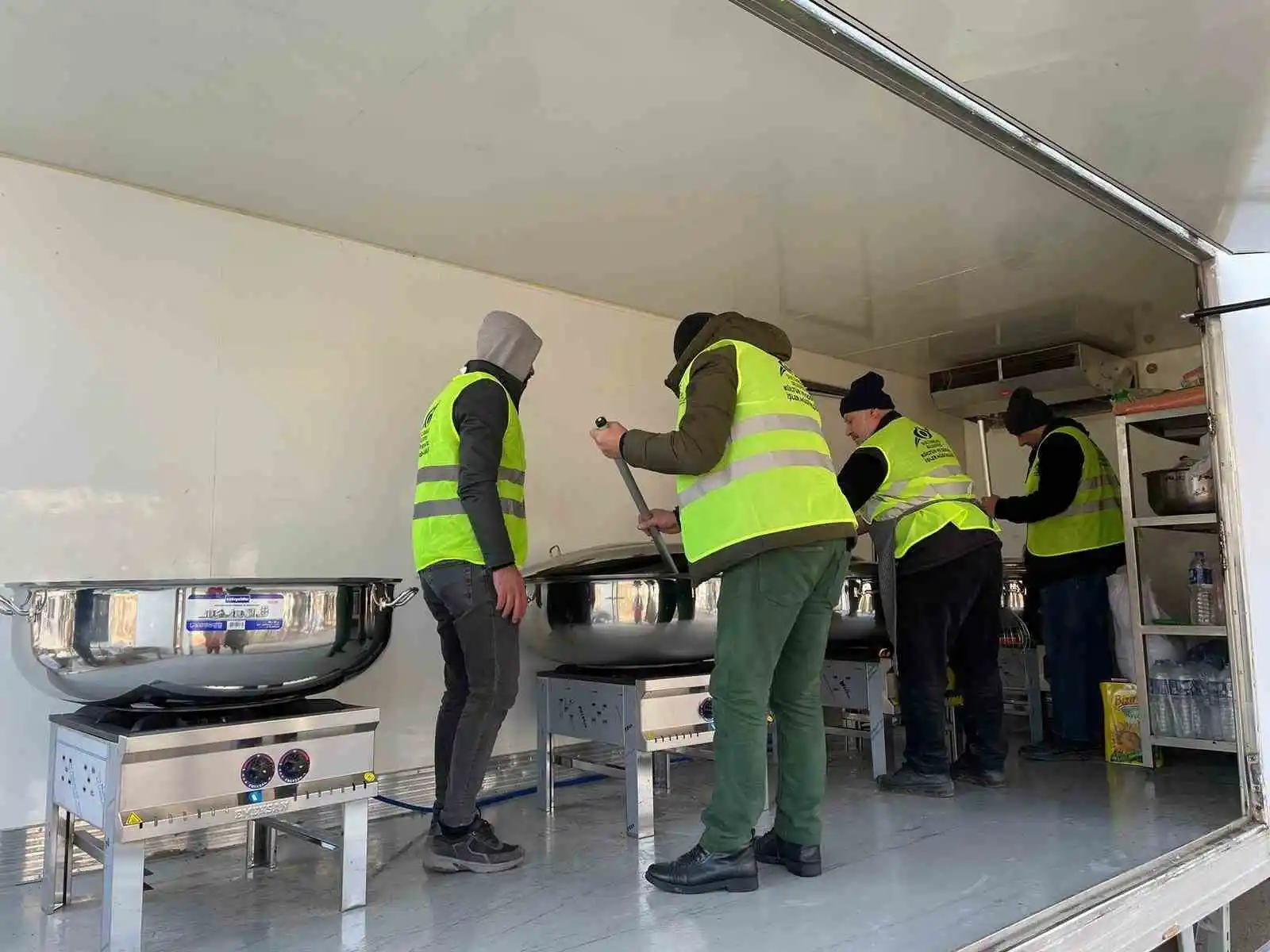 Sultangazi Belediyesinden deprem bölgesine mobil aşevi