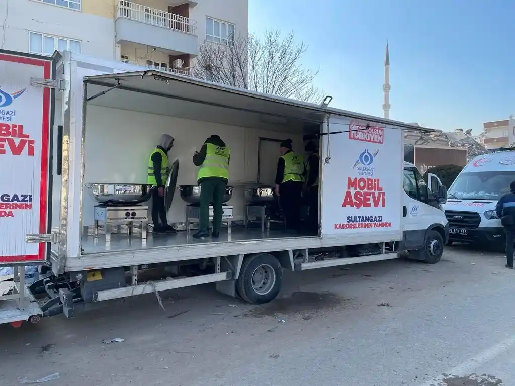 Sultangazi Belediyesinden deprem bölgesine mobil aşevi
