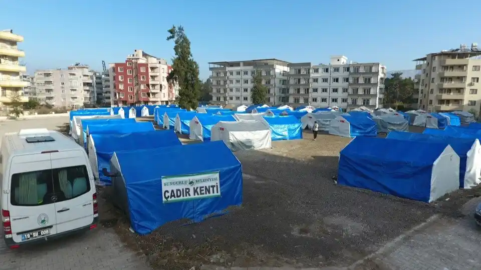 Sungurlu Belediyesi İskenderun’da çadır kent kurdu
