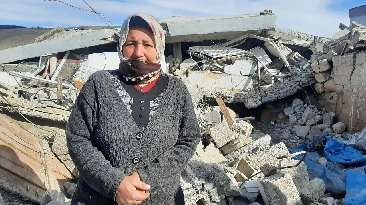 Sürünerek girip enkazın altındaki ineğini besliyor