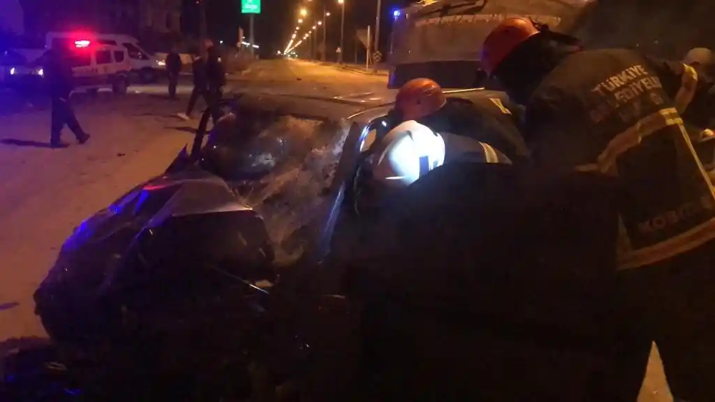 Takla atan otomobilde sıkışan sürücüyü itfaiye kurtardı