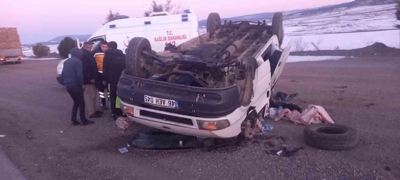 Taklalar atan minibüsteki 6 kişi yaralandı