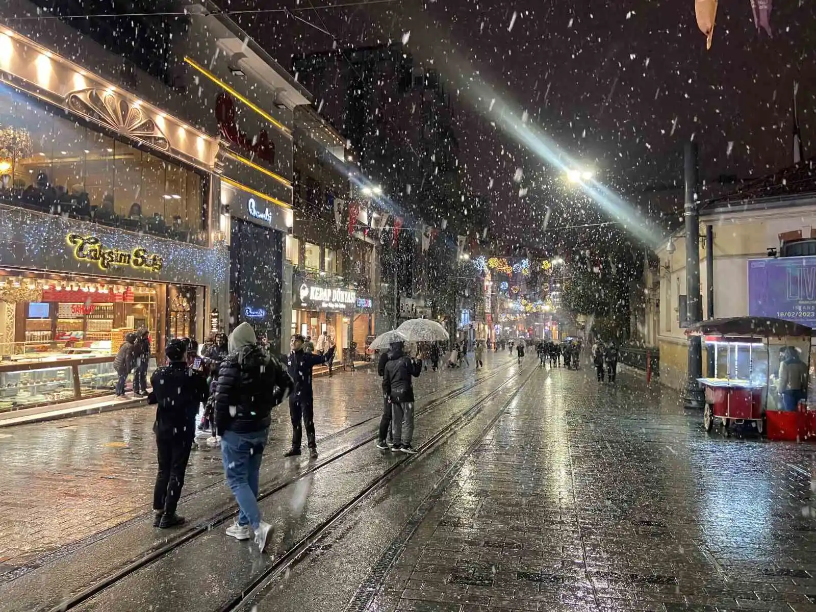 Taksim'de yılın ilk karı lapa lapa yağdı