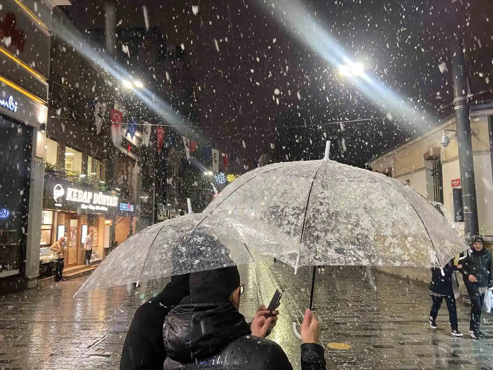 Taksim’de yılın ilk karı lapa lapa yağdı