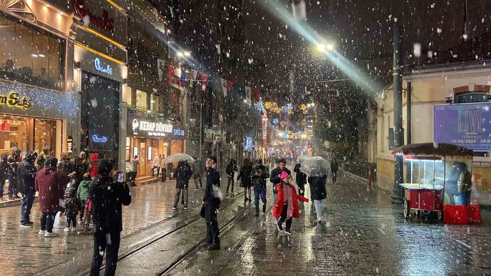 Taksim’de yılın ilk karı lapa lapa yağdı