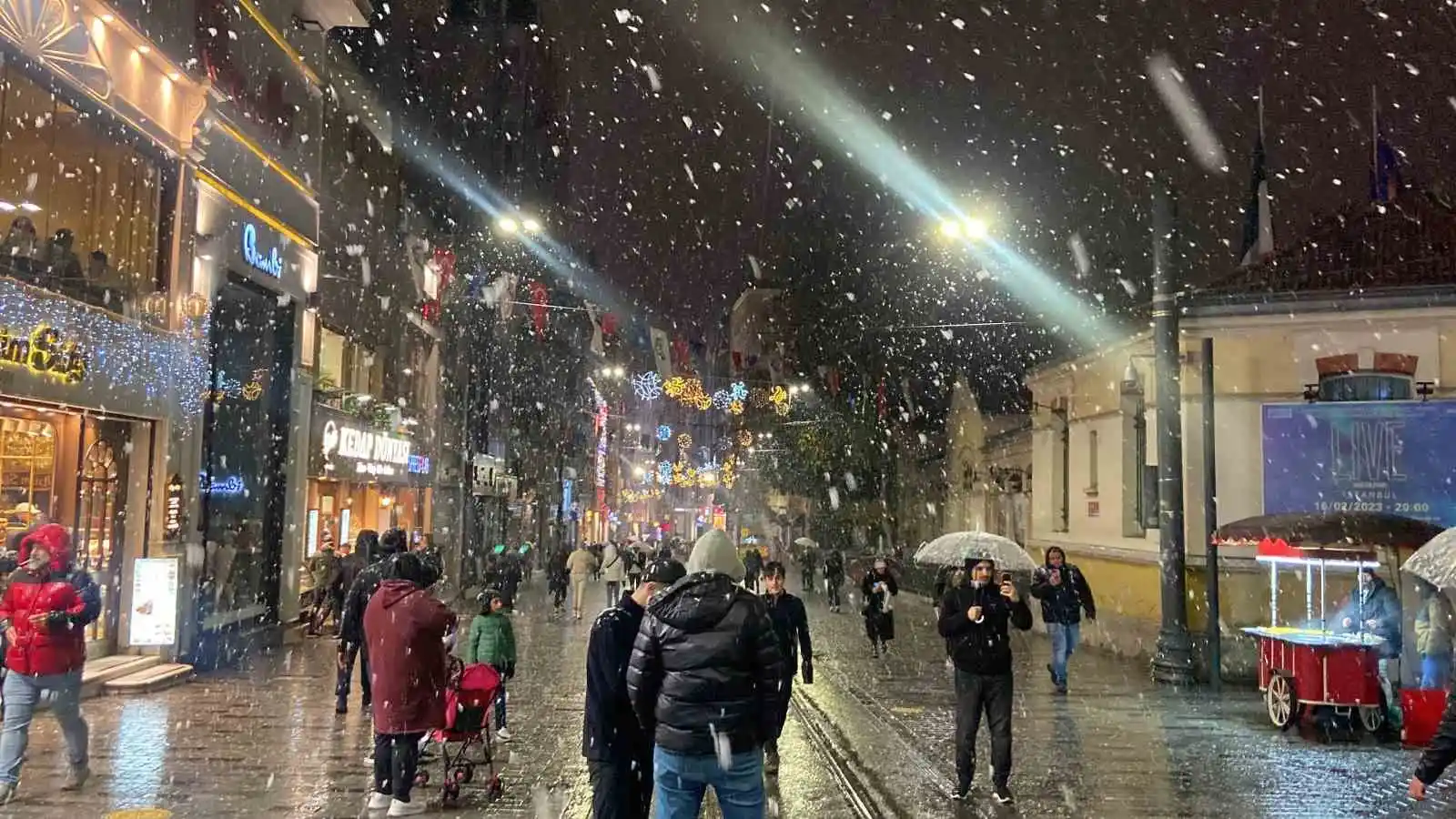 Taksim’de yılın ilk karı lapa lapa yağdı
