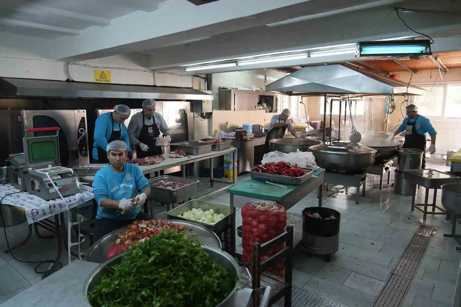 Tarsus'ta depremzedelere her gün 6 bin sıcak yemek
