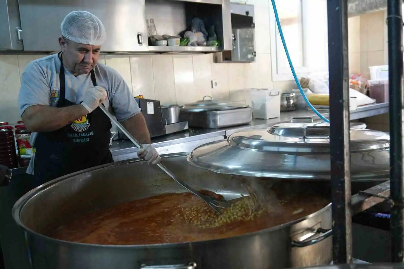 Tarsus’ta depremzedelere her gün 6 bin sıcak yemek