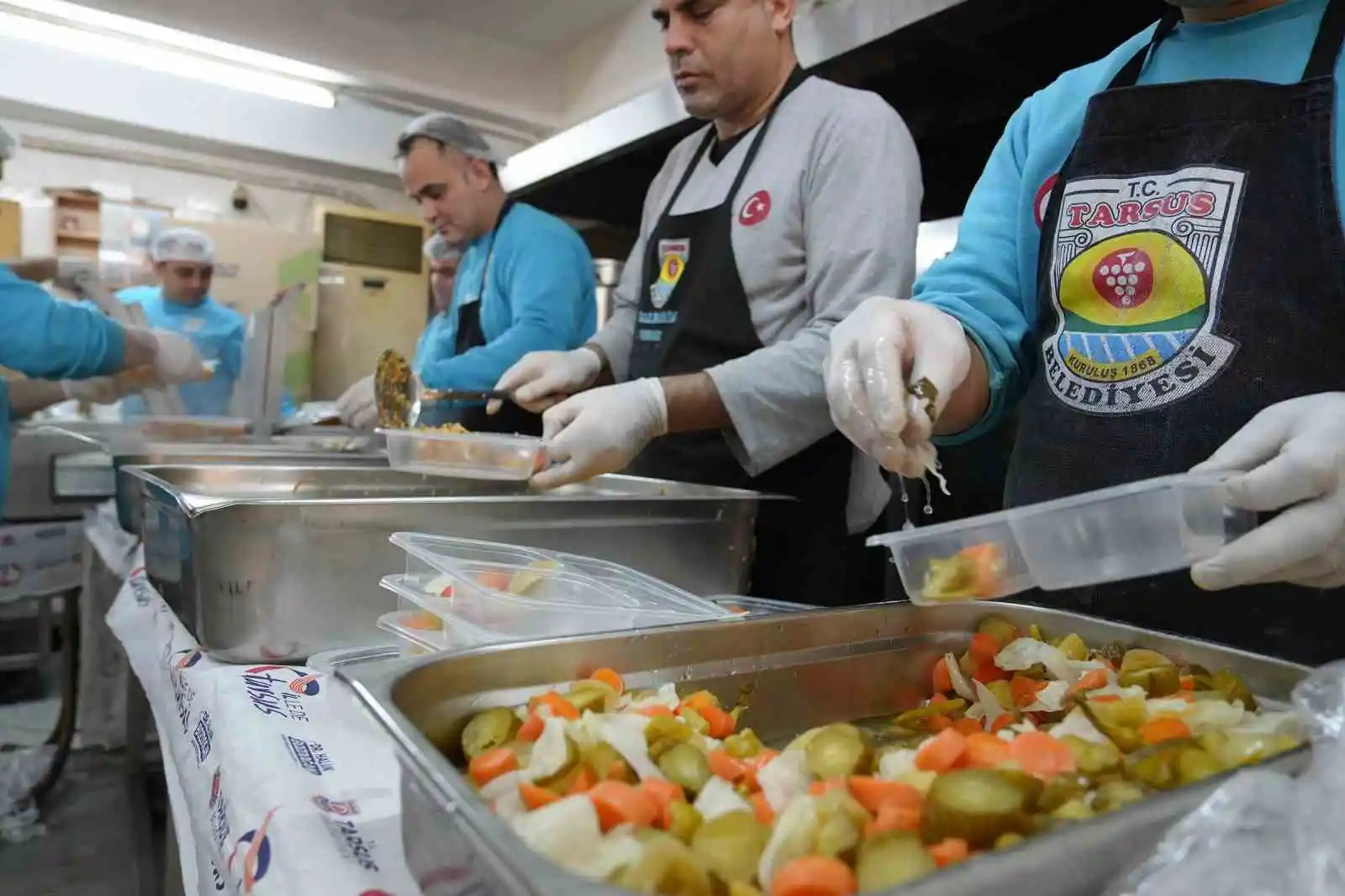 Tarsus’ta depremzedelere her gün 6 bin sıcak yemek
