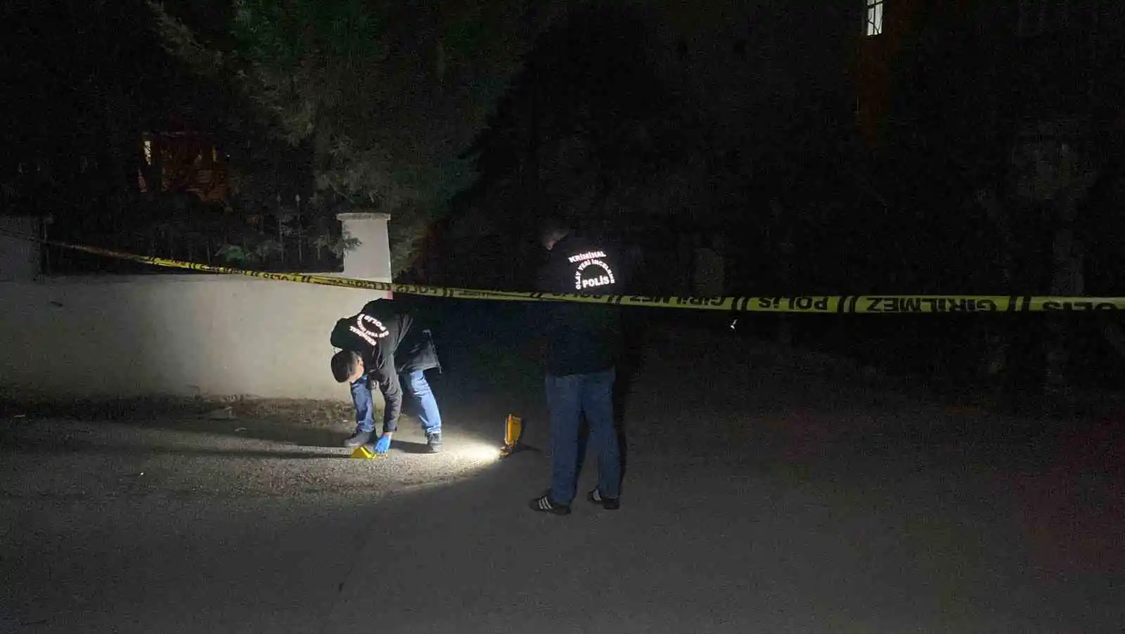 Tartıştığı şahsı sokak ortasında silahla vurup kaçtı