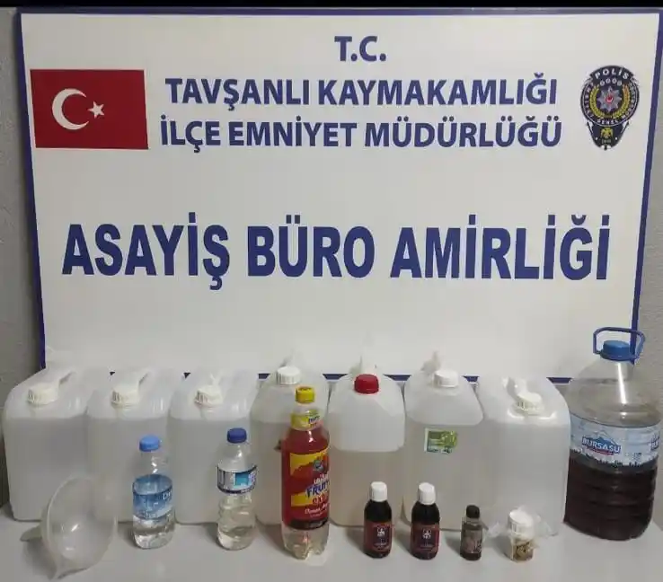 Tavşanlı'da 36,5 litre el yapımı içki ele geçirildi