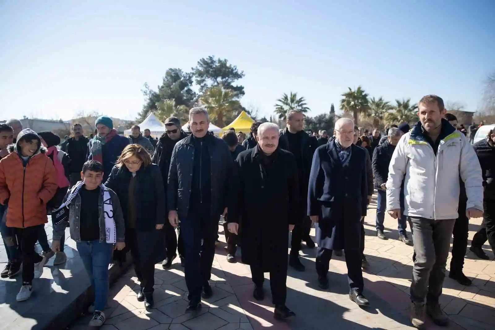 TBMM Başkanı Şentop çadır kenti ziyaret etti
