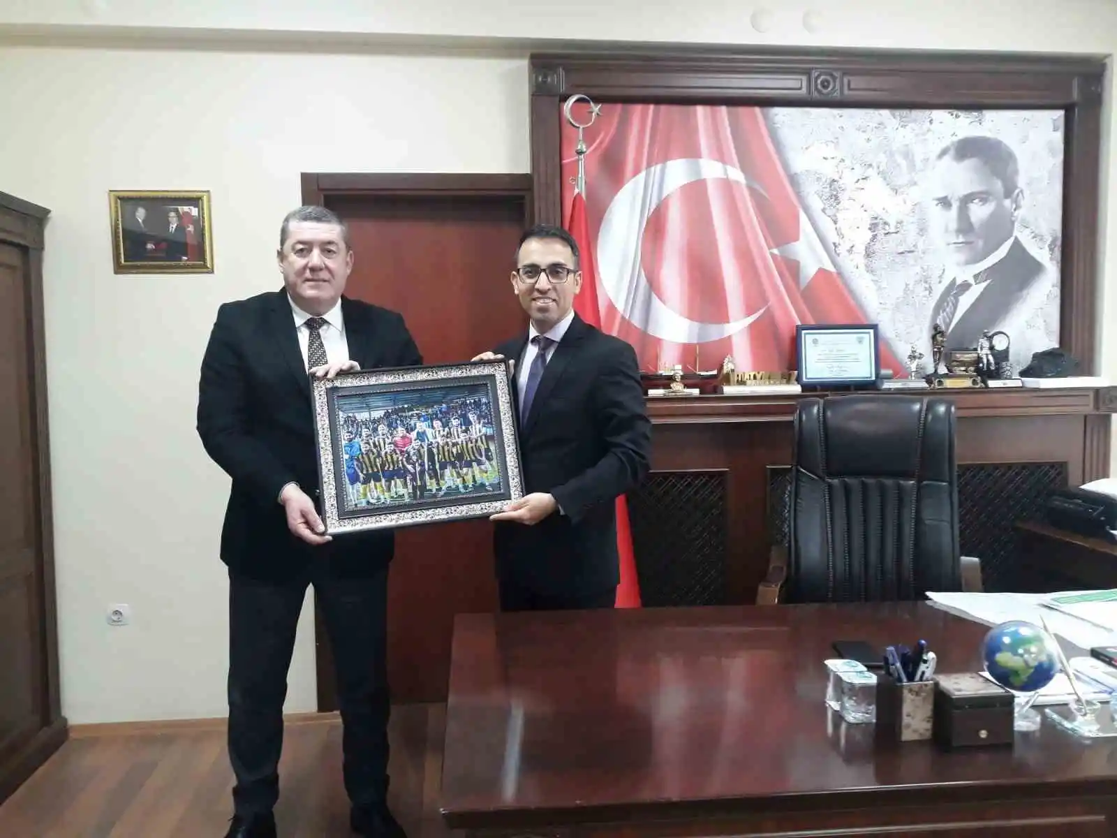 Tekin, Kaymakam Yılmaz'a Alaplı Belediye Spor Forması hediye etti