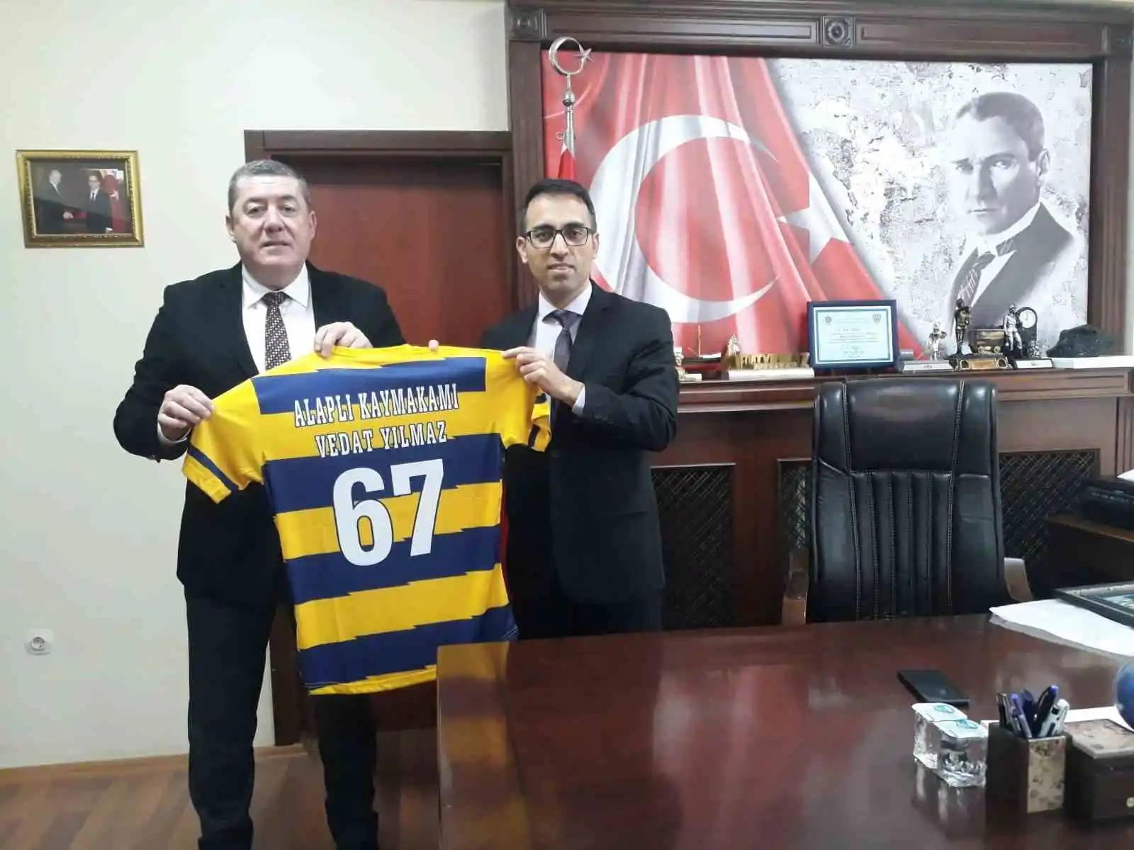Tekin, Kaymakam Yılmaz’a Alaplı Belediye Spor Forması hediye etti