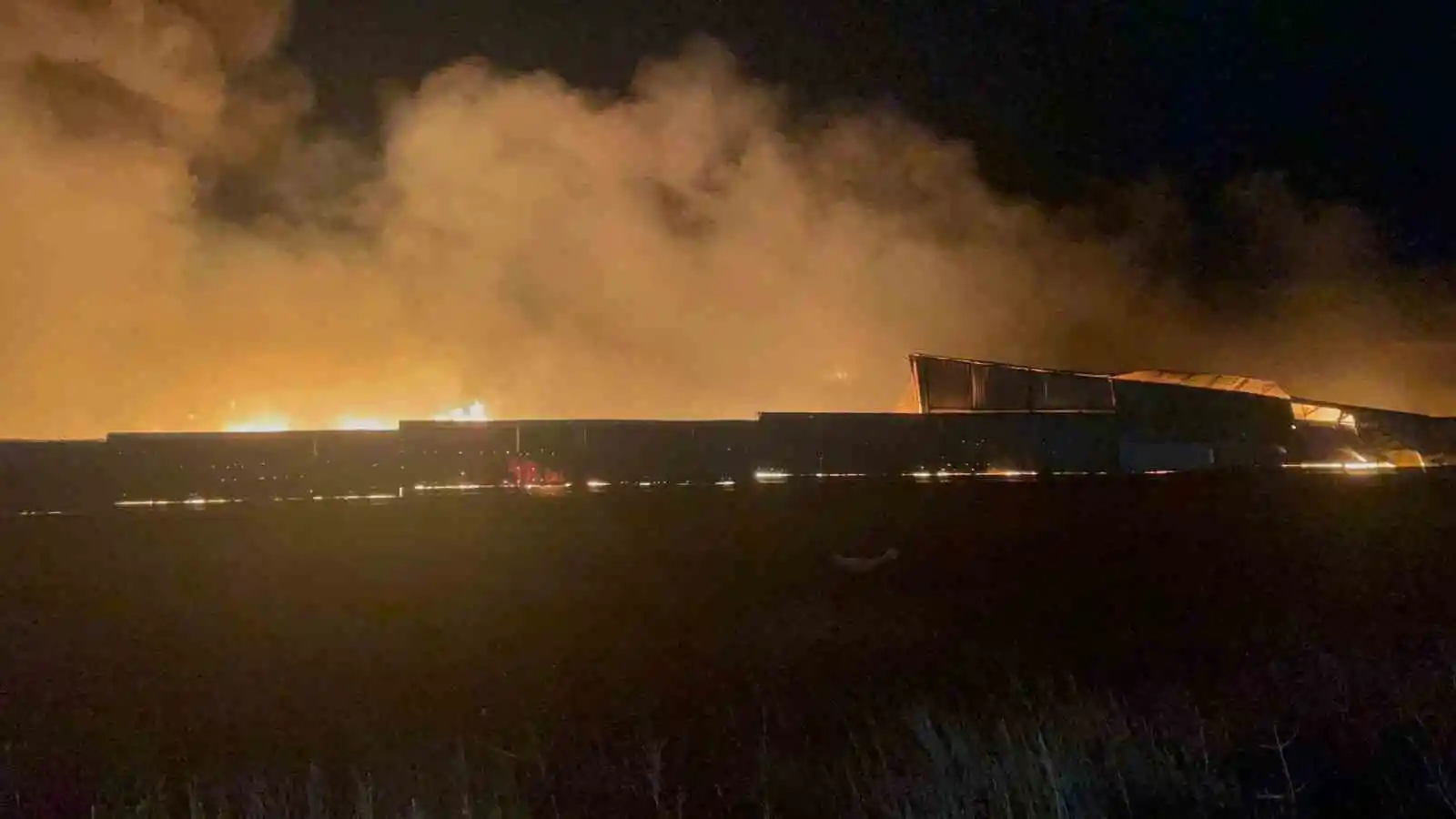 Tekirdağ'da palet ve çiğköfte fabrikasındaki yangın kontrol altına alındı