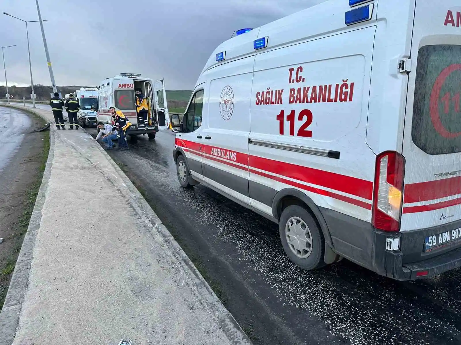 Tekirdağ'da servis aracı kaza yaptı: 3 yaralı
