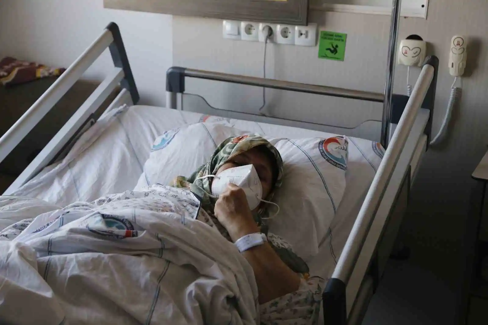 Tekirdağ'da tedavi altına alınan depremzede kadın: "Depremde 9 yakınımızı kaybettik"
