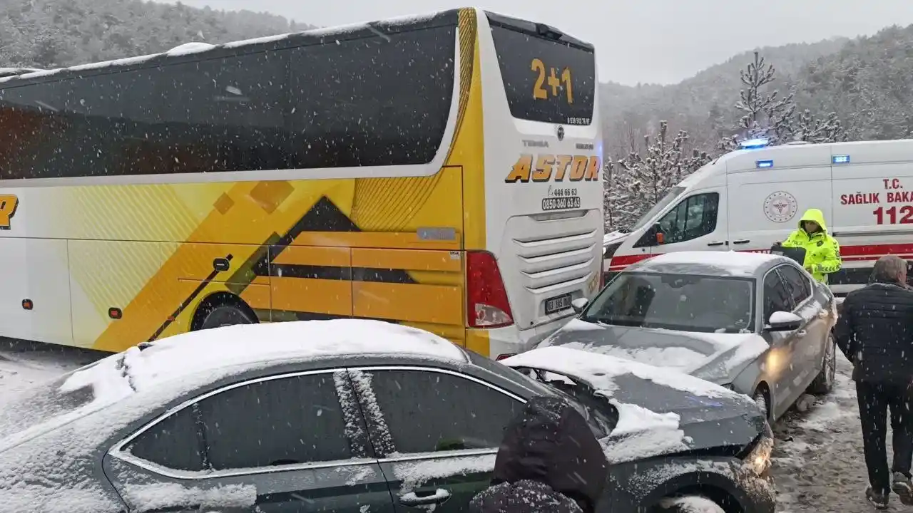 TEM Otoyolu Bolu geçişinde zincirleme kaza: 5 yaralı
