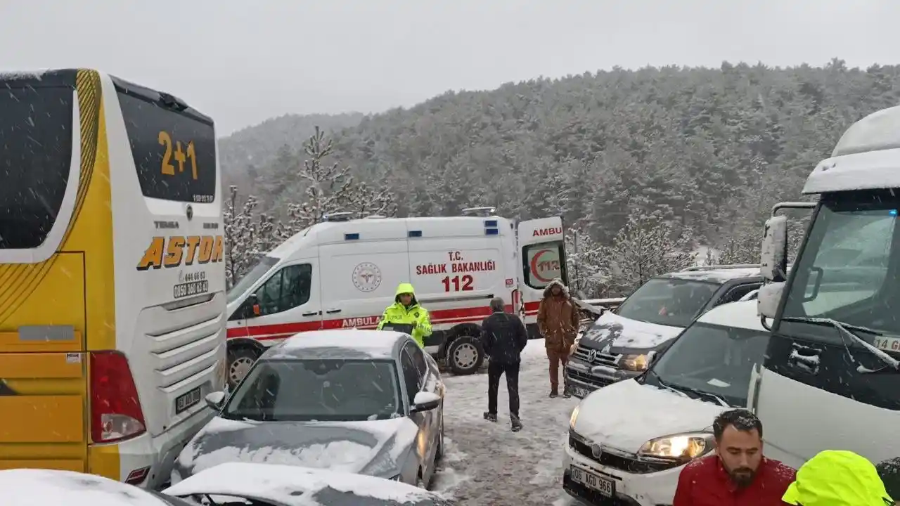 TEM Otoyolu Bolu geçişinde zincirleme kaza: 5 yaralı