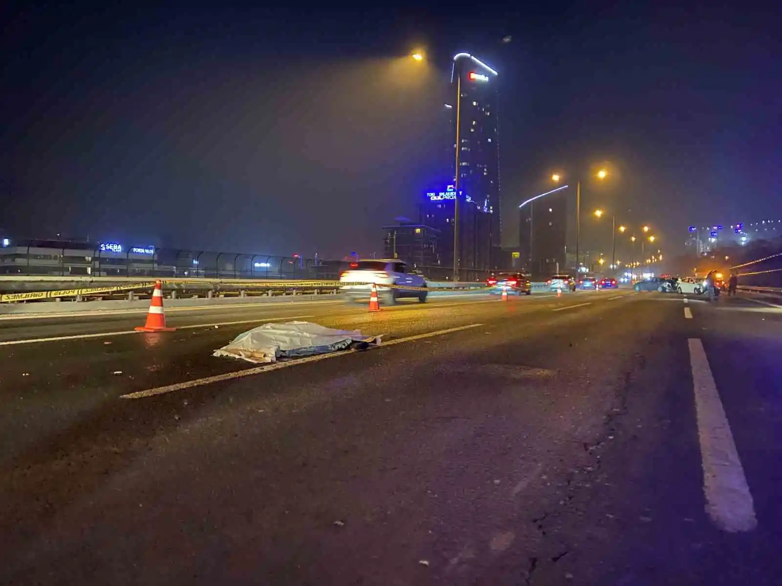 TEM Otoyolu’nda seyir halindeki otomobilden düşen şahıs iki aracın çarpması sonucu öldü