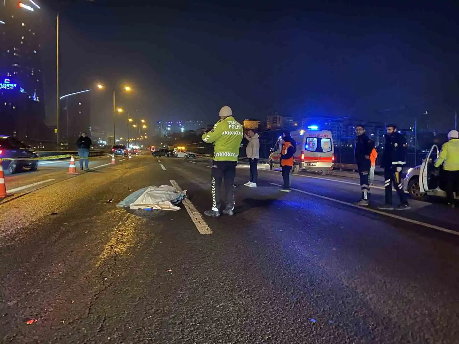 TEM Otoyolu’nda seyir halindeki otomobilden düşen şahıs iki aracın çarpması sonucu öldü
