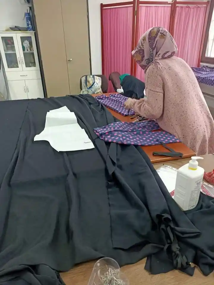 Termal'de kursiyerler depremzedeler için eşofman üretiyor