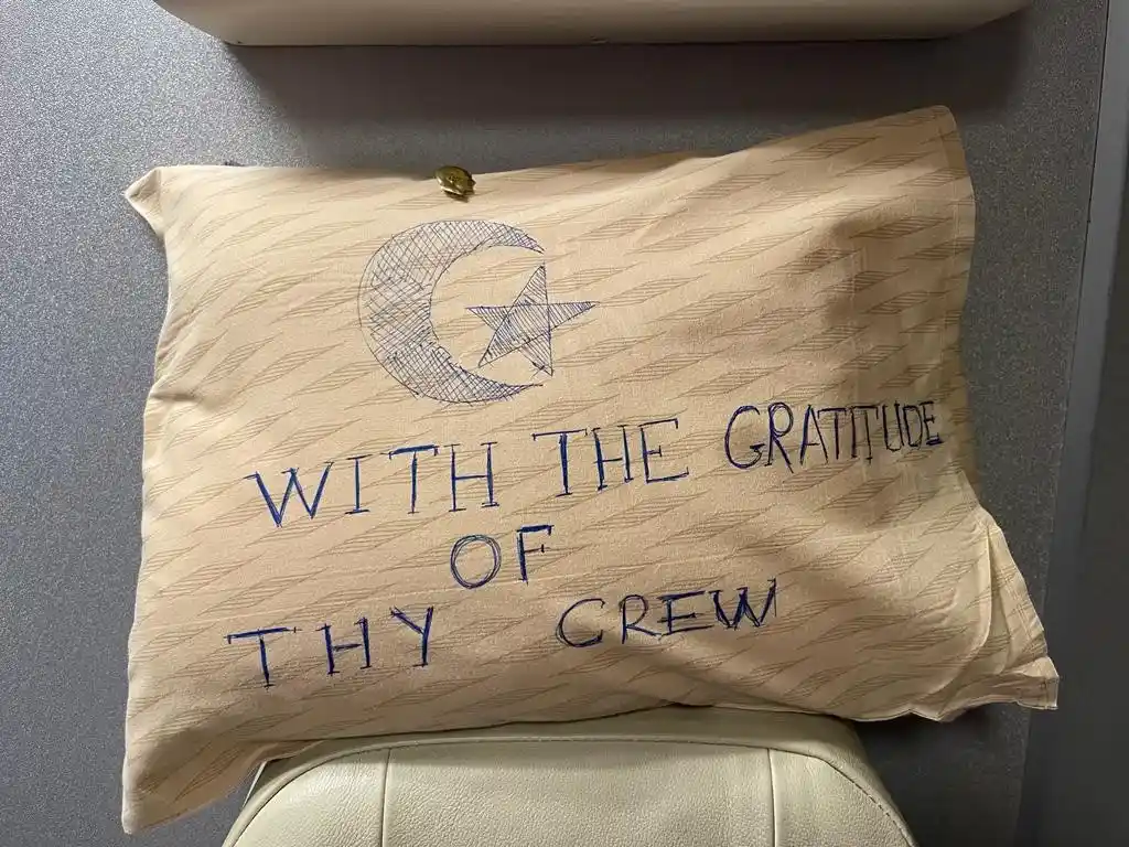 THY kabin ekibinden uçakta bulunan arama kurtarma ekibine ay-yıldızlı teşekkür
