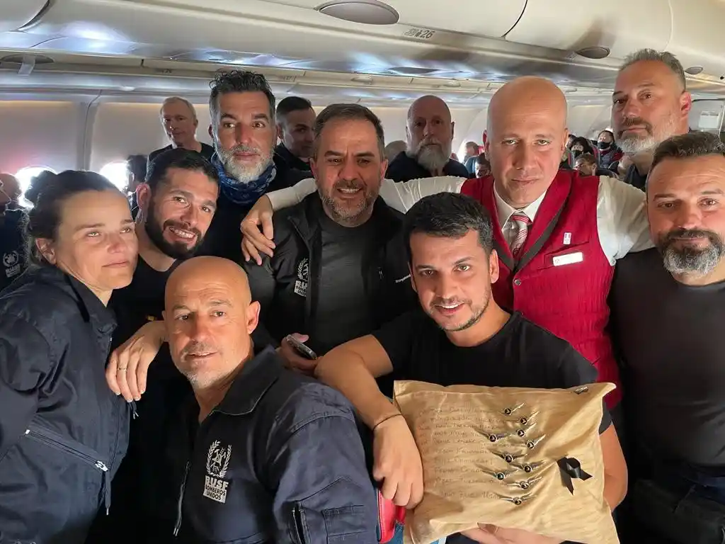 THY kabin ekibinden uçakta bulunan arama kurtarma ekibine ay-yıldızlı teşekkür