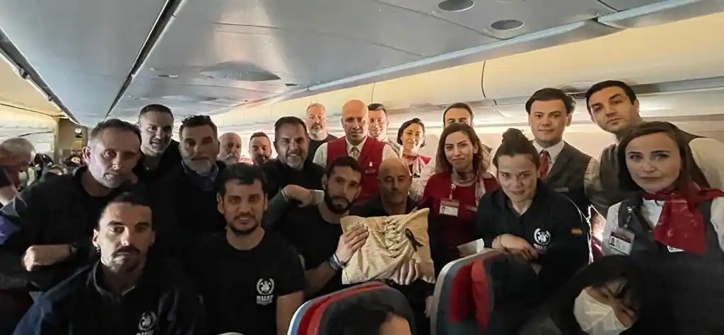 THY kabin ekibinden uçakta bulunan arama kurtarma ekibine ay-yıldızlı teşekkür