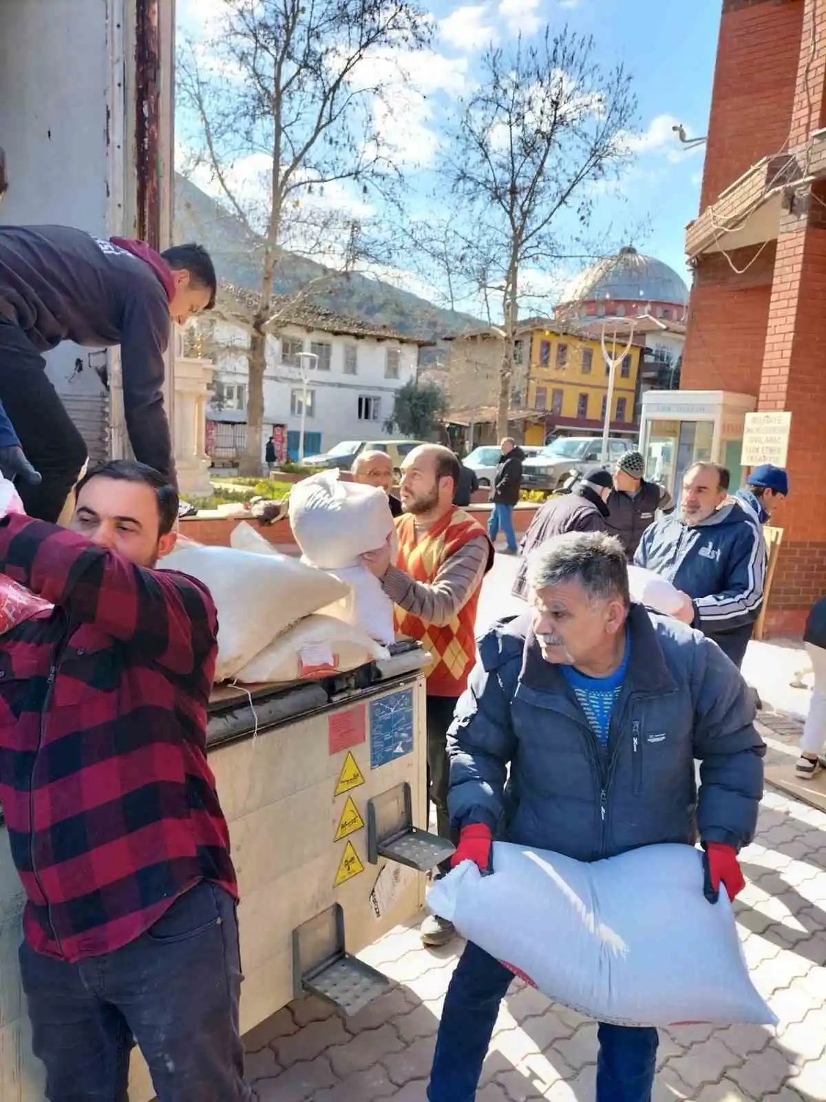 Toplanan yardımlar deprem bölgesine gönderildi