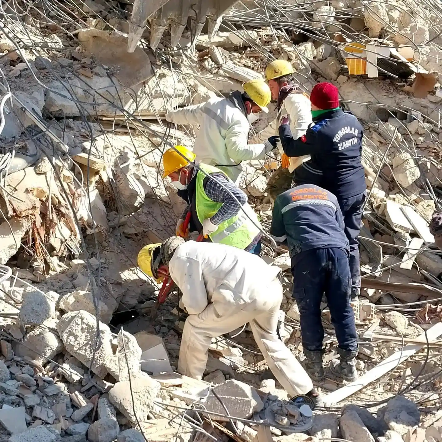 Toroslar Belediyesi ekipleri, afet bölgesinde destek güç oluyor
