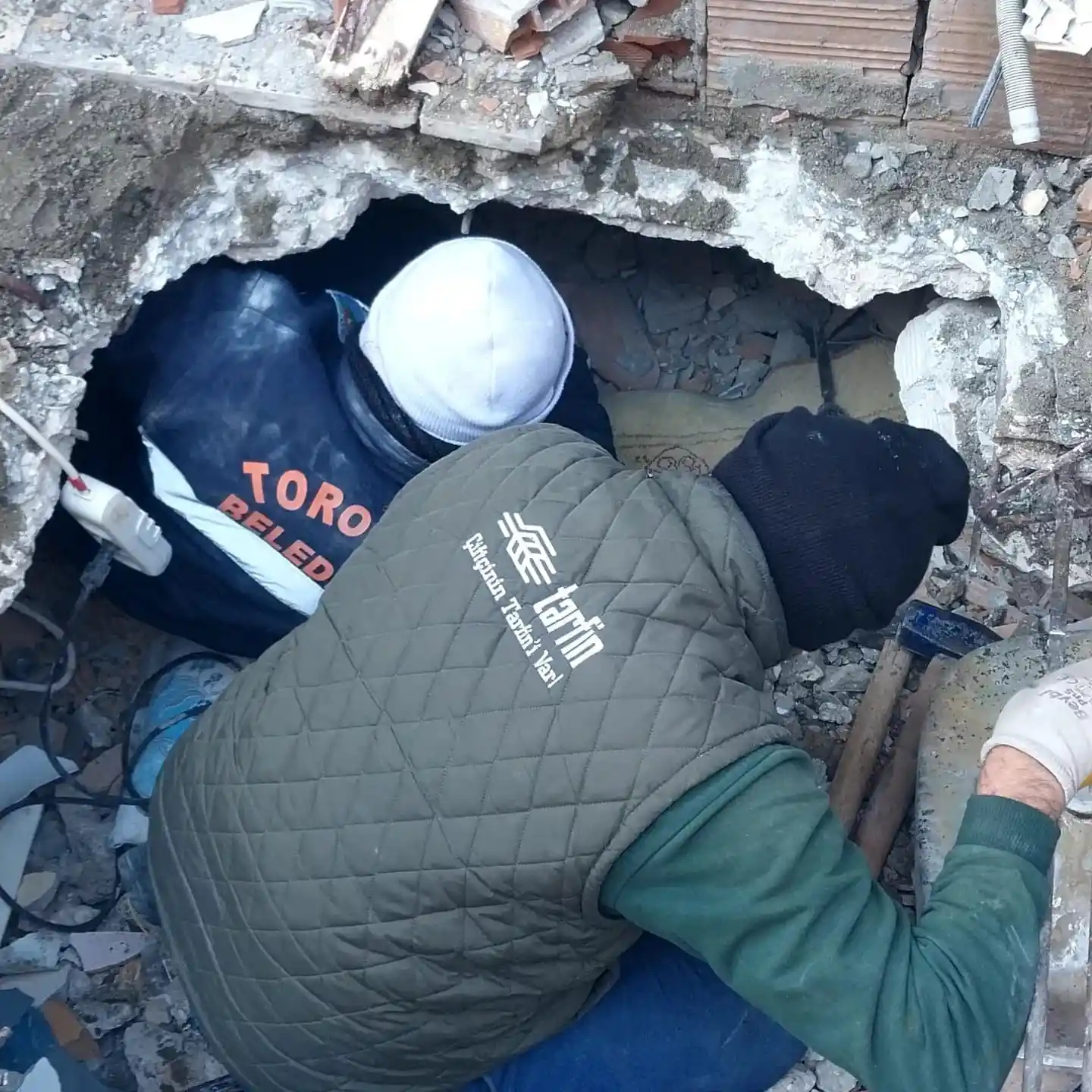 Toroslar Belediyesi ekipleri, afet bölgesinde destek güç oluyor
