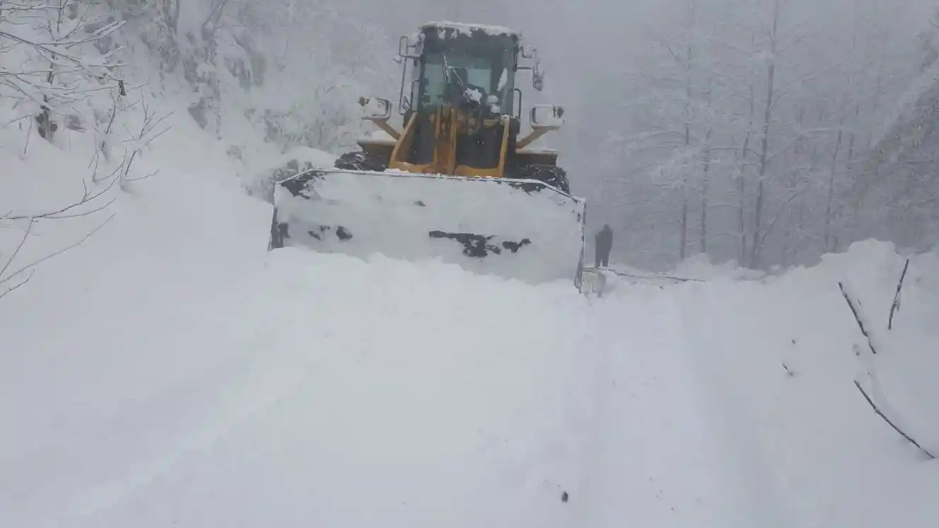 Trabzon’da kar: 24 mahalle yolunda karla mücadele sürüyor
