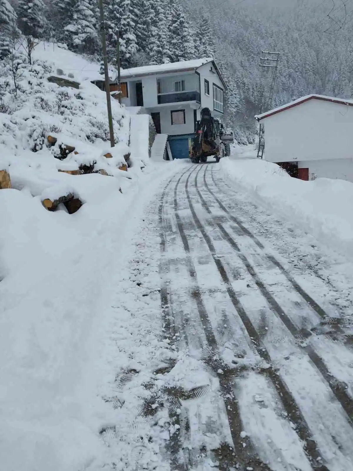Trabzon’da kar: 24 mahalle yolunda karla mücadele sürüyor
