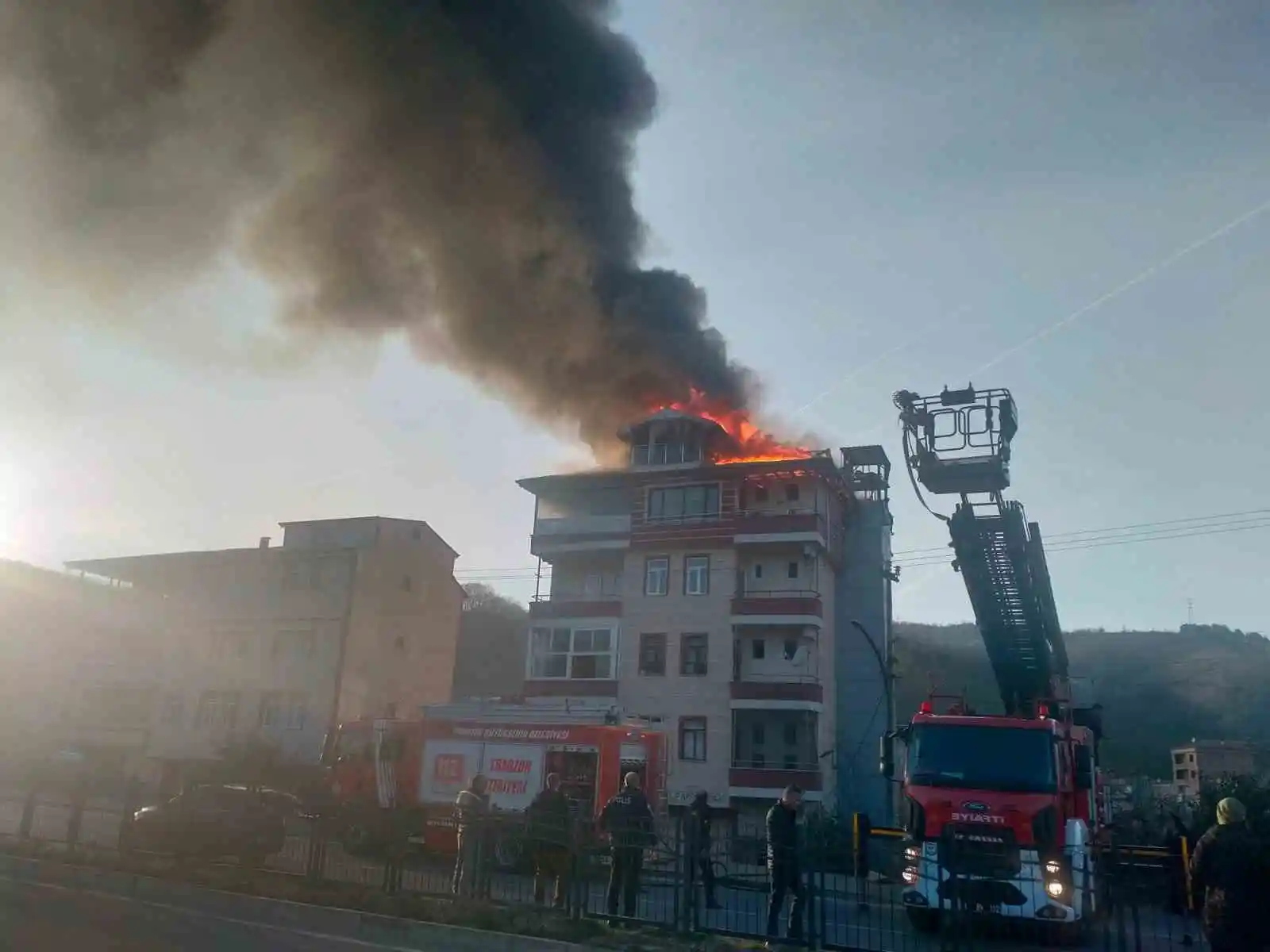 Trabzon'un Araklı ilçesinde 5 katlı evin çatısı alevlere teslim oldu
