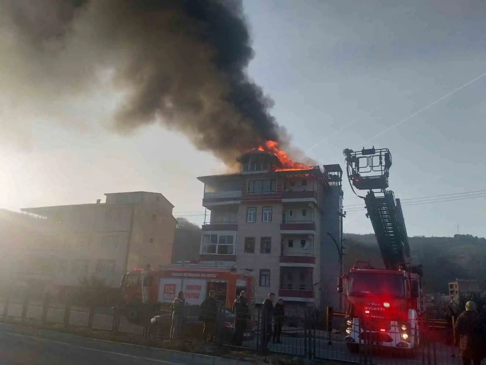Trabzon’un Araklı ilçesinde 5 katlı evin çatısı alevlere teslim oldu
