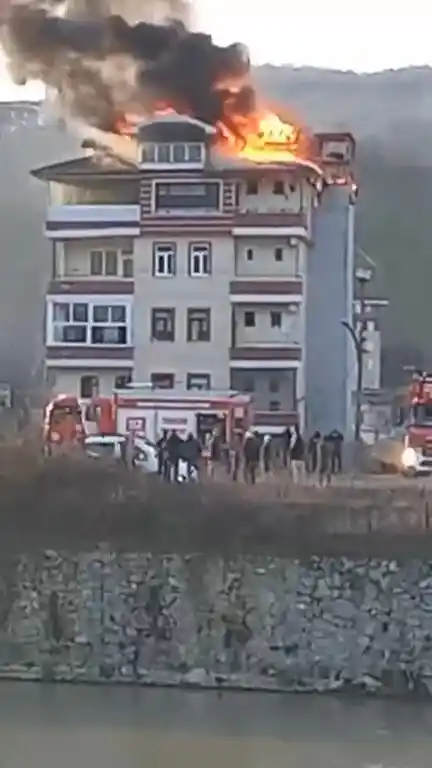 Trabzon’un Araklı ilçesinde 5 katlı evin çatısı alevlere teslim oldu
