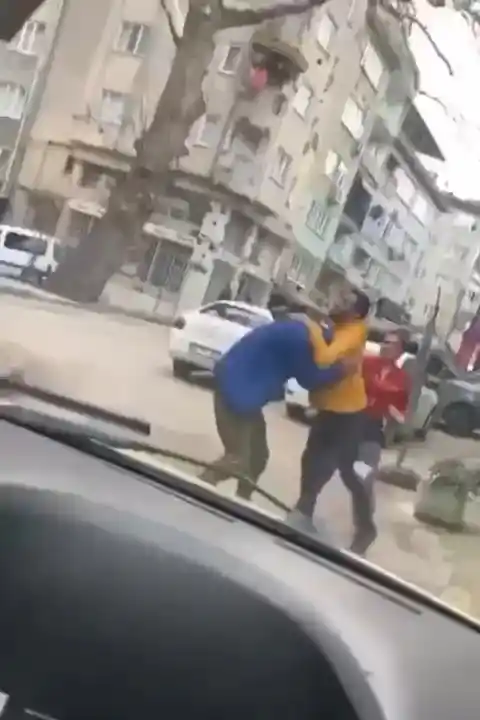 Trafikteki yol verme kavgaları kamerada