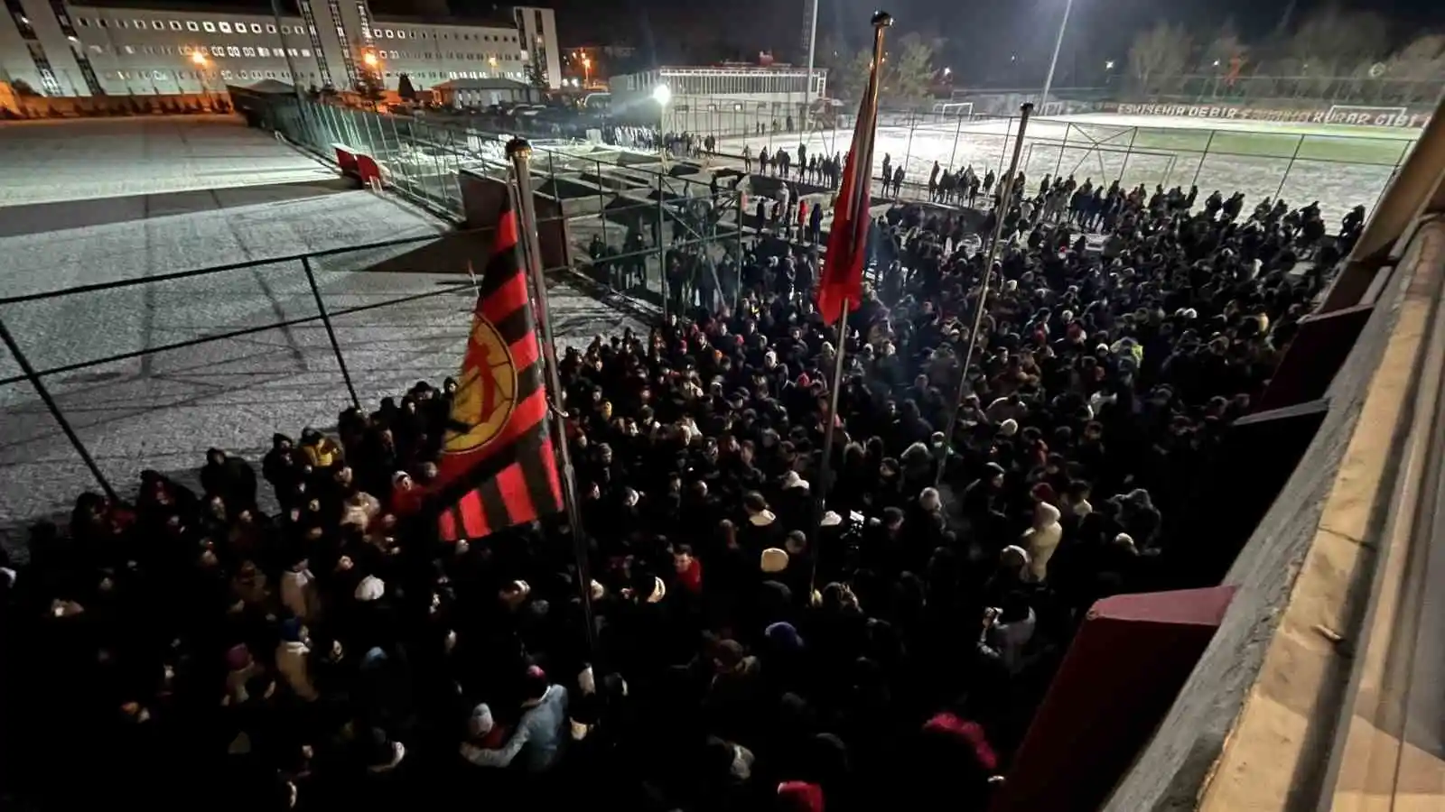Transfer yasağını kaldıran Eskişehirspor tesisleri bayram yeri oldu