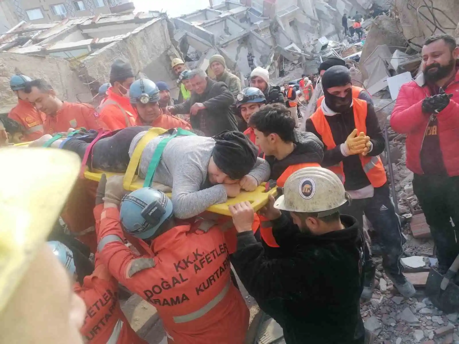 TTK Kandilli Ekibi 8 kişiyi enkazdan sağ çıkardı