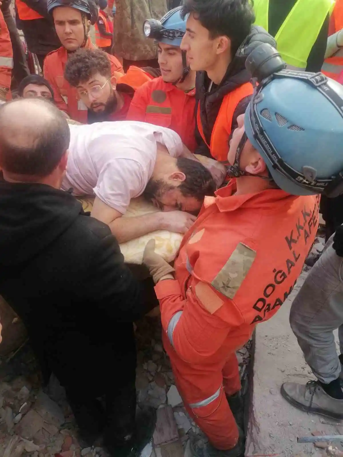 TTK Kandilli Ekibi 8 kişiyi enkazdan sağ çıkardı