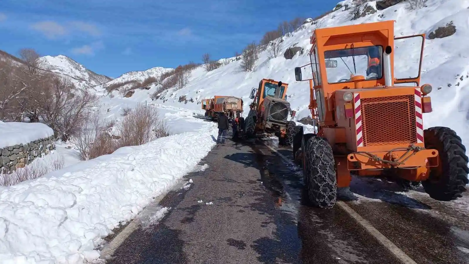 Tunceli'de kapatılan yol, yeniden trafiğe açıldı
