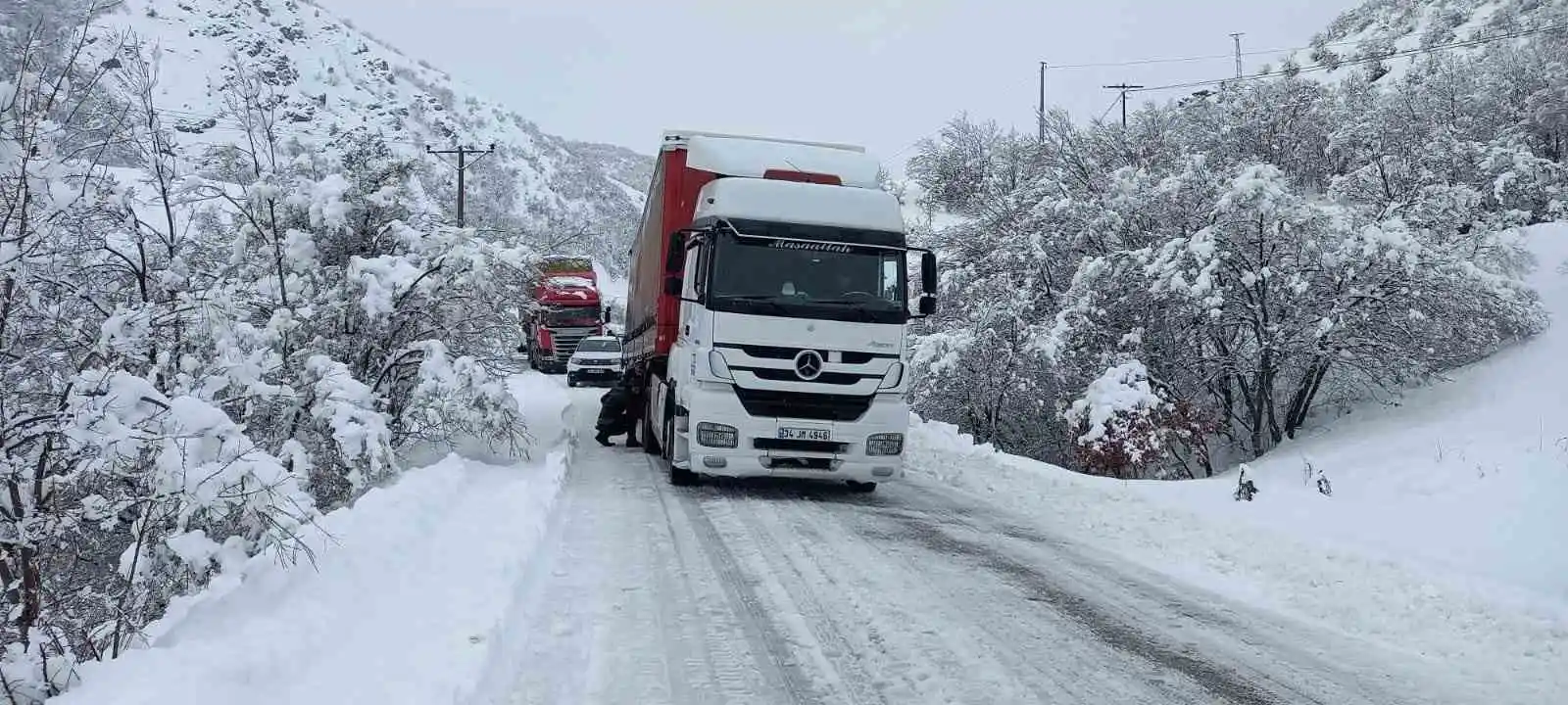 Tunceli'nin Pülümür ilçesi ile Erzincan sınırı arası tır geçişlerine kapatıldı
