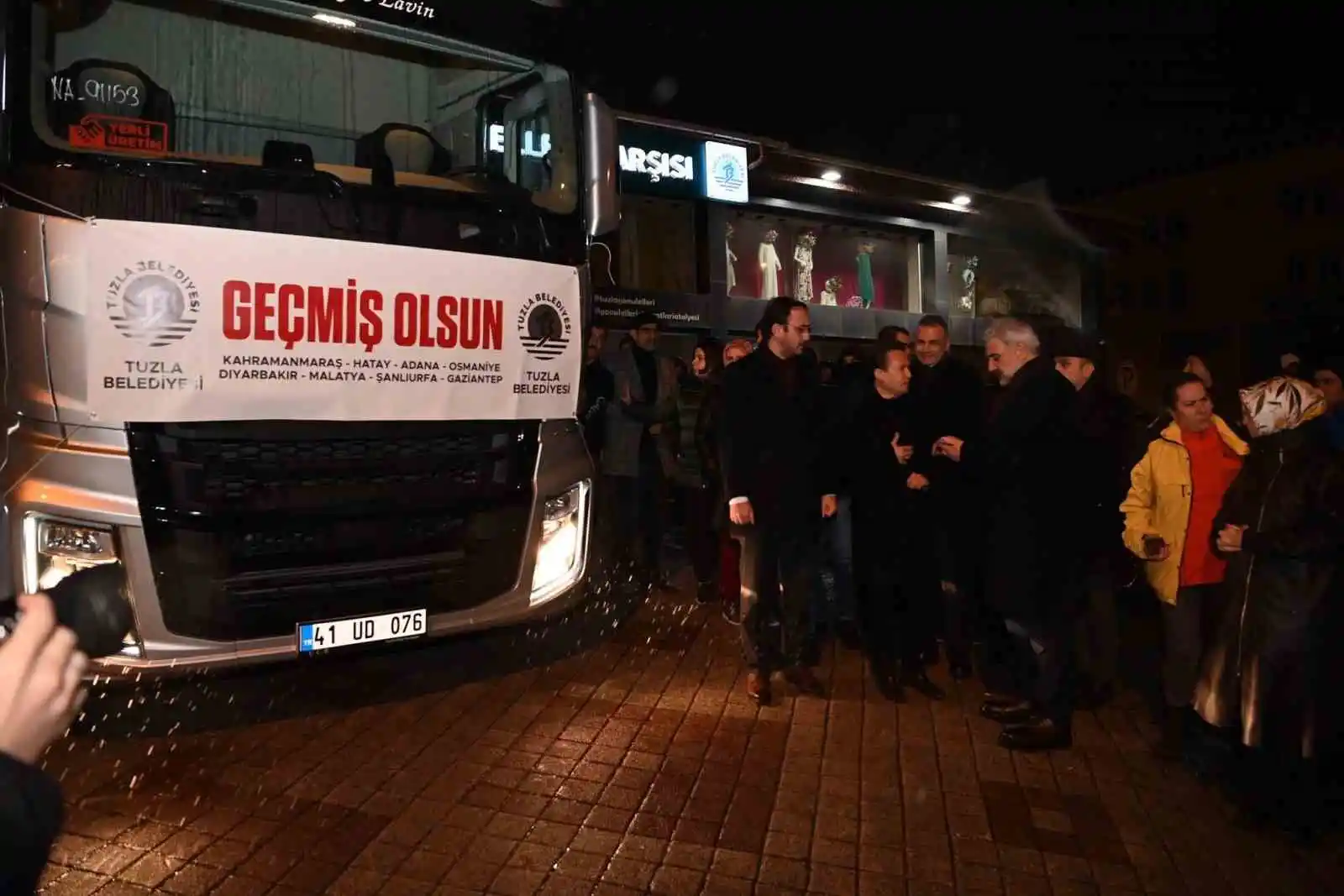 Tuzla deprem bölgelerine yardım ulaşması için tek yürek oldu