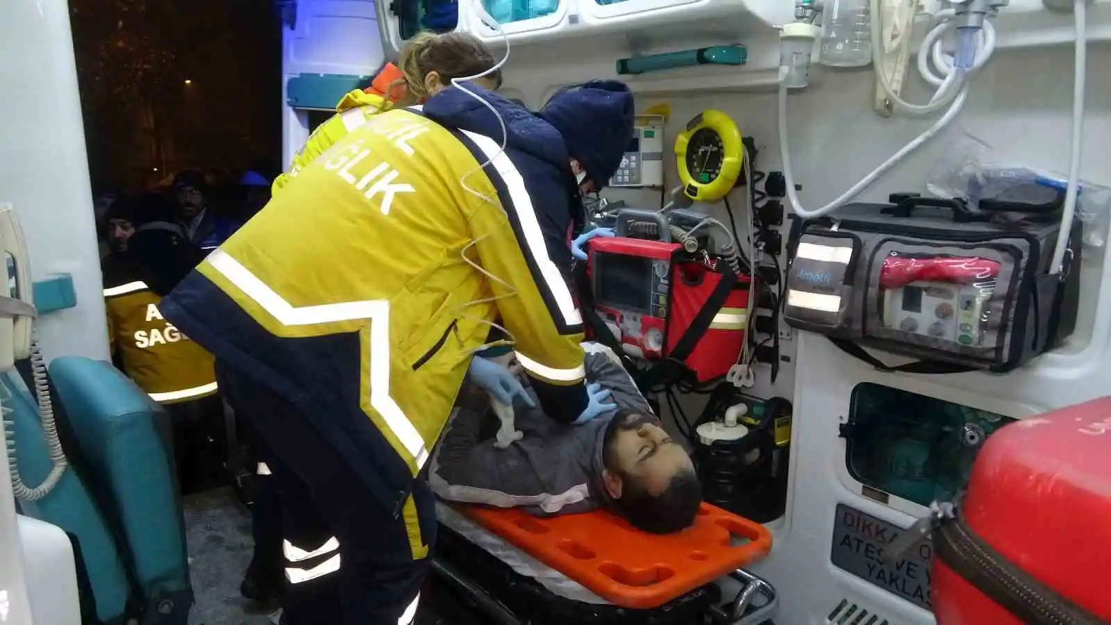 Üç yaşındaki Miran, 22 saat sonra enkazdan sağ kurtuldu