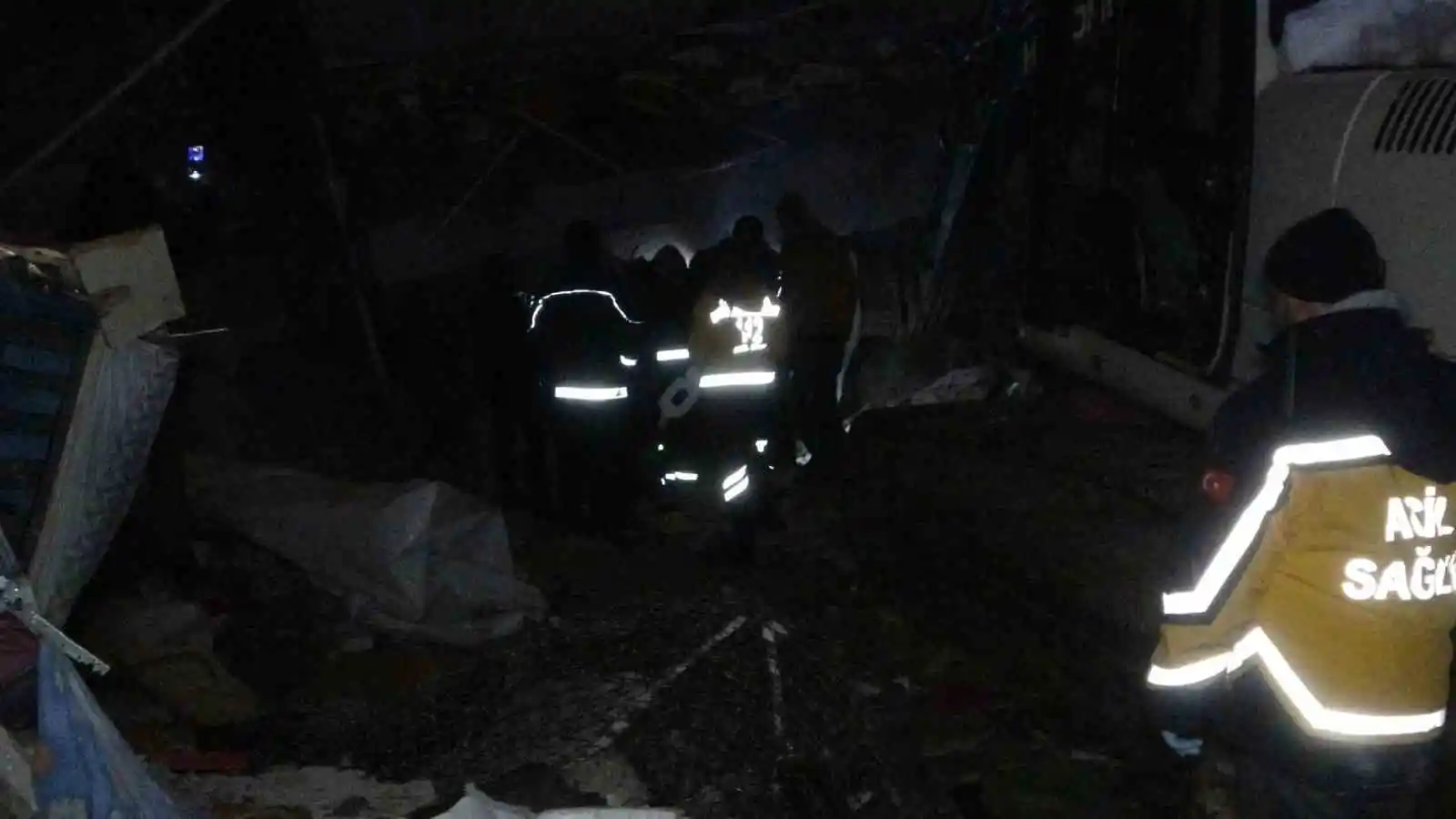 Üç yaşındaki Miran, 22 saat sonra enkazdan sağ kurtuldu