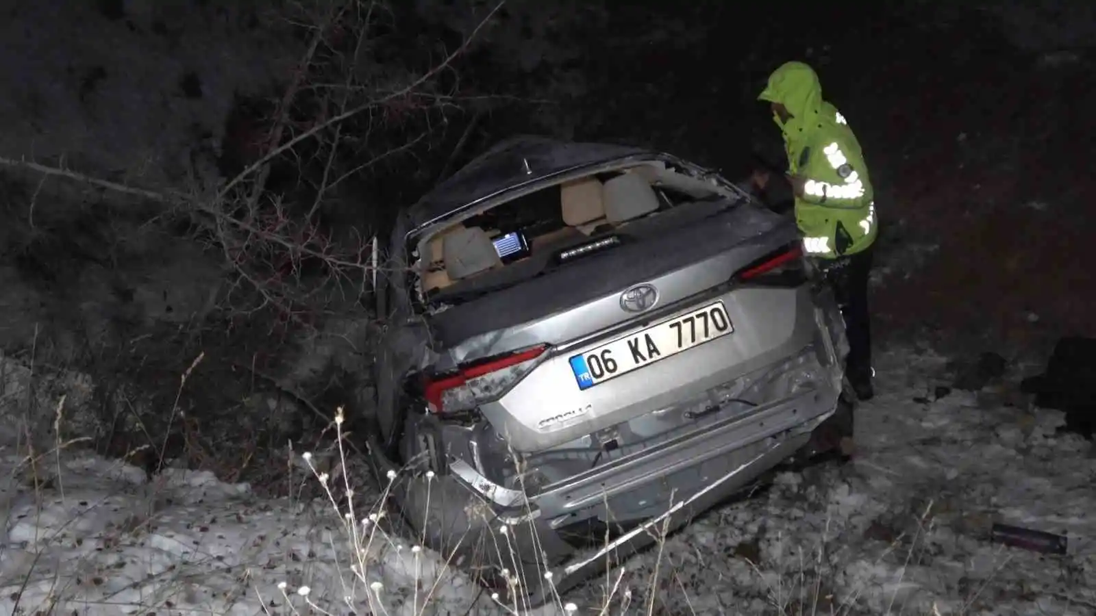 Uçurumdan yuvarlanan otomobil hurdaya döndü: 6 yaralı