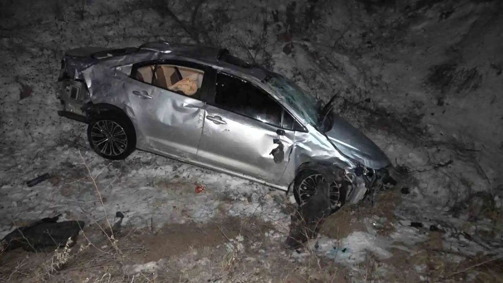 Uçurumdan yuvarlanan otomobil hurdaya döndü: 6 yaralı