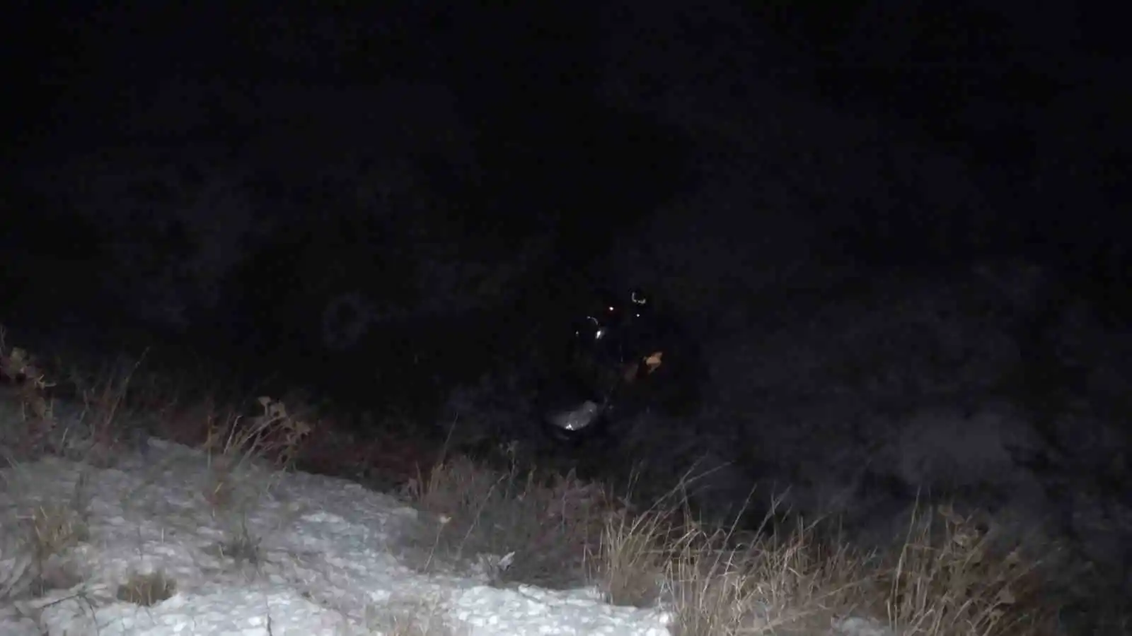 Uçurumdan yuvarlanan otomobil hurdaya döndü: 6 yaralı