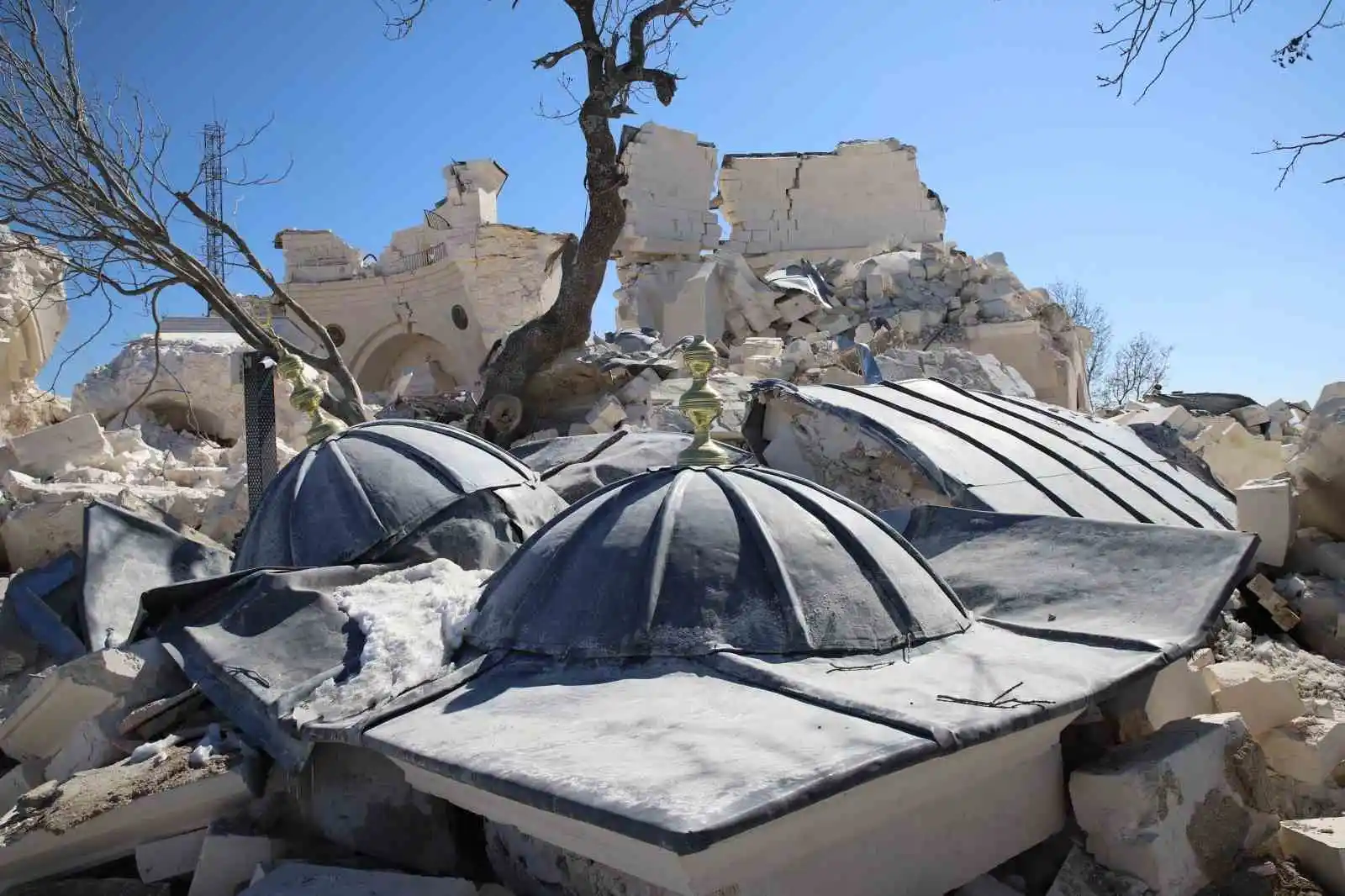 Ukkaşe Hazretlerinin türbesinin restore edilen bölümleri depremde yıkıldı
